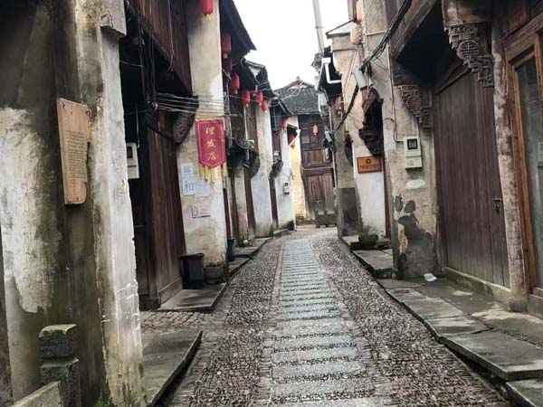 飯店服務(wù)員是三陪小姐是犯罪嗎？來和徐匯刑事律師看看這個案例
